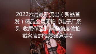 妹妹来了大姨妈还骚呢，浴室尿尿掰开逼逼给狼友看流血掉的逼逼特写，骚姐姐黑丝诱惑揉奶玩逼道具抽插真刺激